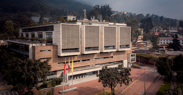 A scenic view of the Universidad de Los Andes campus in Bogotá, showcasing its modern architecture and vibrant student environment.